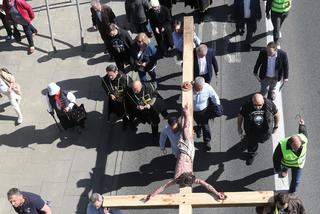 Wielki różaniec na ulicach Warszawy. Modlą się o ustanie „pandemii aborcji”