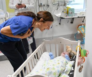 Maleńki Staś samotnie czeka w szpitalu na rodzinę