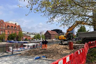 To już nie dziurawy parking, a miejsce do odpoczynku. Niebawem na Rybim Rynku będą leżaki i replika żurawia!
