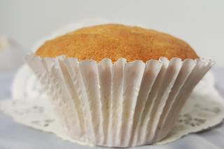 Muffinki z fetą i oliwkami: przepis na wytrawną przekąskę