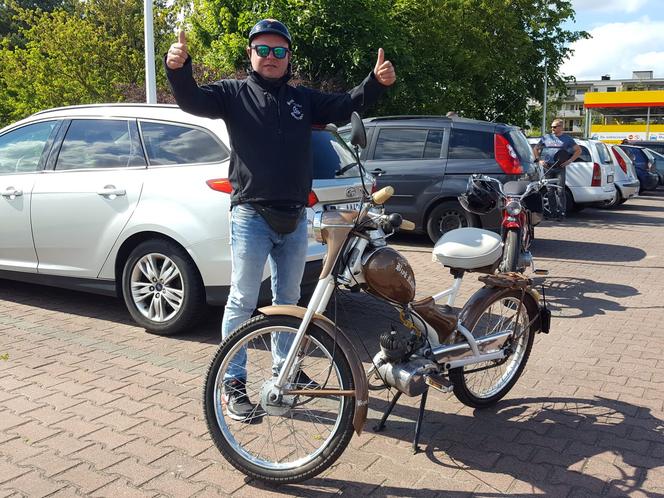 Fani starych polskich motorowerów z Bzyk Raider ze Swarzędza zrobili sobie postój w Lesznie