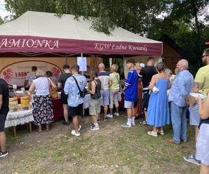 Gigantyczne kolejki po pierogi w Biesowie. Przygotowano ich ponad 50 tysięcy. Zobacz zdjęcia!