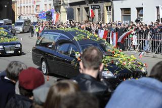 Trumny pary prezydenckiej już w Bazylice Mariackiej