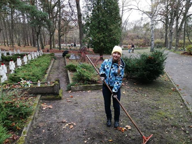 Młodzież z Grudziądza sprzątała na cmentarzu garnizonowym