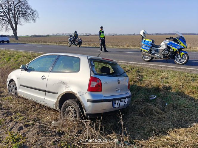 Wypadek na DK12 koło Leszna. 18-letni kierowca w szpitalu