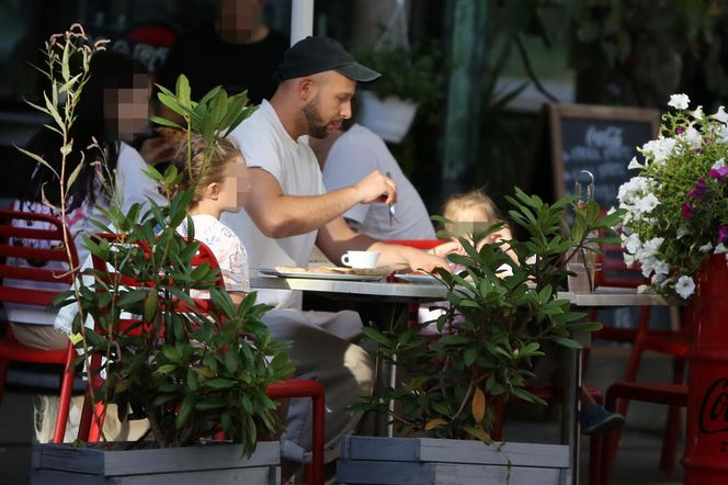 Maciej Pela z córeczkami nad Wisłą