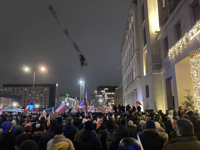 Przed siedzibą TVP odbył się protest. Uczestnicy skandowali "Wolne media!"