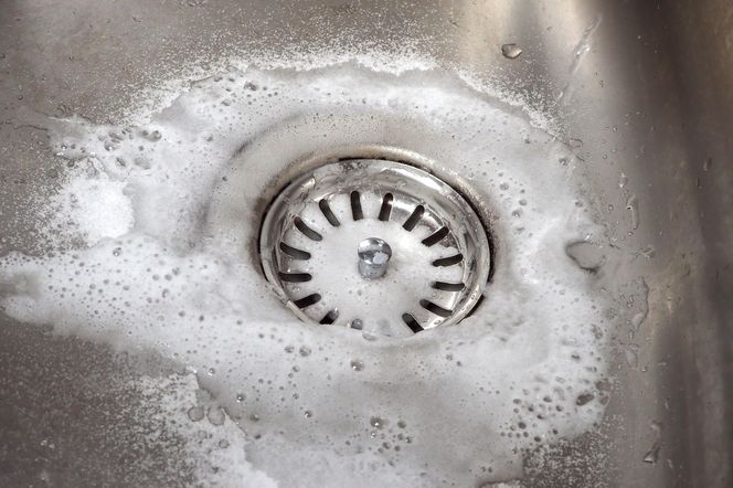 Połóż 1 kostkę na zatkanym odpływie i polej wrzątkiem. Po chwili zabulgocze i udrożni rury, usuwając z nich smród i złogi. Sposób na zatkany zlew