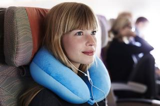 Poduszka podróżna – jak wybrać dobrą poduszkę do samolotu, pociągu czy autobusu?