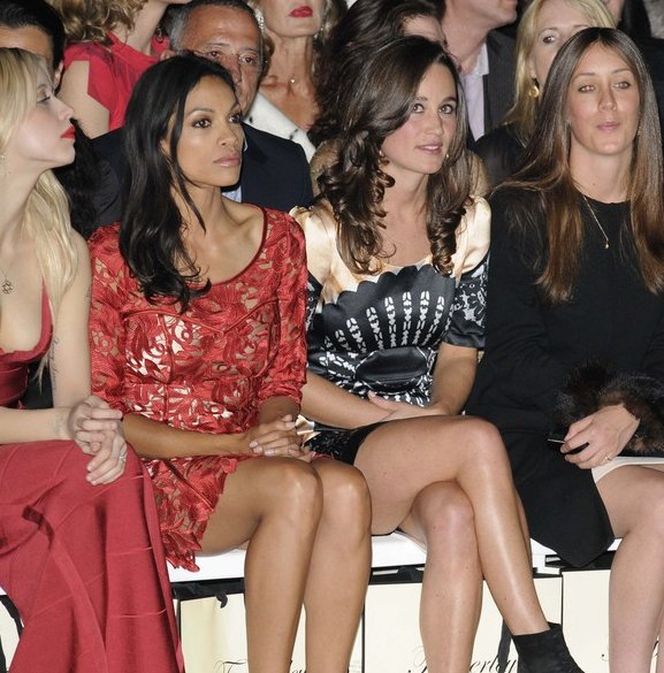 Pippa Middleton na pokazie podczas Londyńskiego Tygodnia Mody