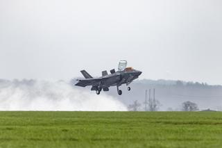 Brytyjski F-35B podczas lądowania