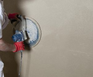 Zacieranie końcowe powierzchni tynku za pomocą zacieraczki mechanicznej