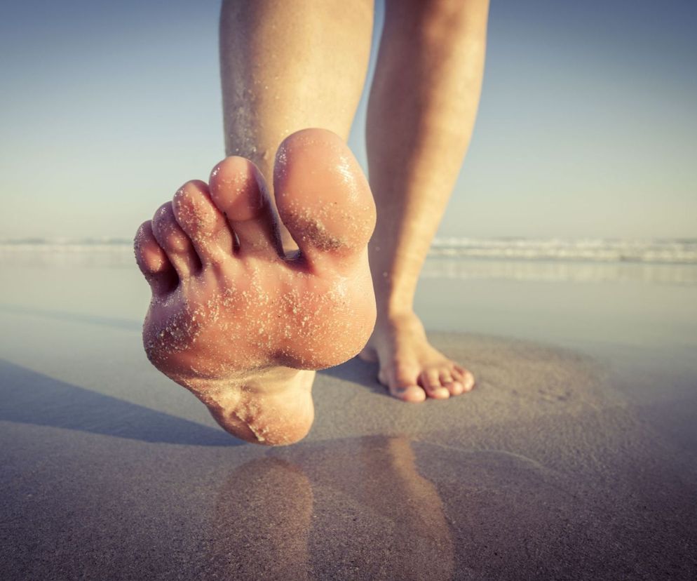 Paluch biegacza objawia się bólem u podstawy dużego palca, któremu może towarzyszyć obrzęk i zaczerwienienie.