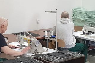 Więźniowie szyją maseczki dla lekarzy