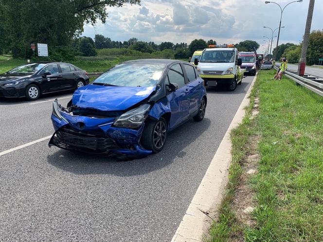 Wypadek na alei Krakowskiej w Raszynie. Dwa auta rozbite, trzy osoby ranne