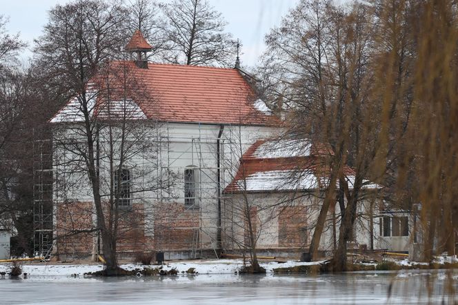 Kościół pw. św. Jana Nepomucena w Zwierzyńcu. Tak „kościół na wodzie” prezentuje się zimą