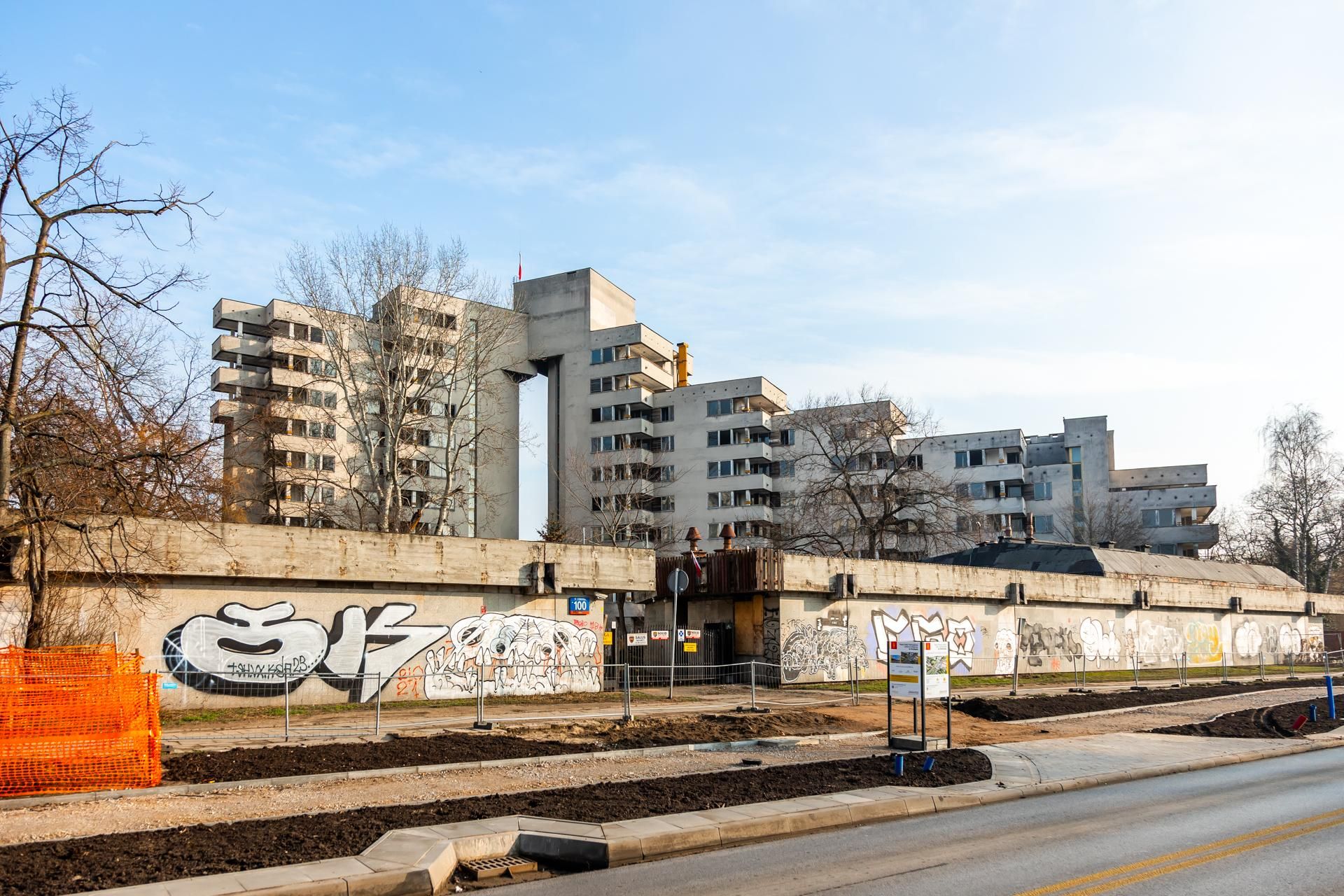 Szpiegowo, blok na Sobieskiego 100 w Warszawie