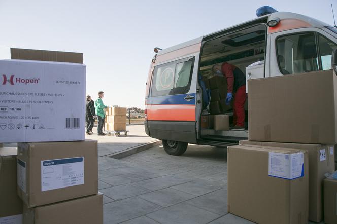 Setki tysięcy sztuk sprzętu ochronnego trafiło do szpitali