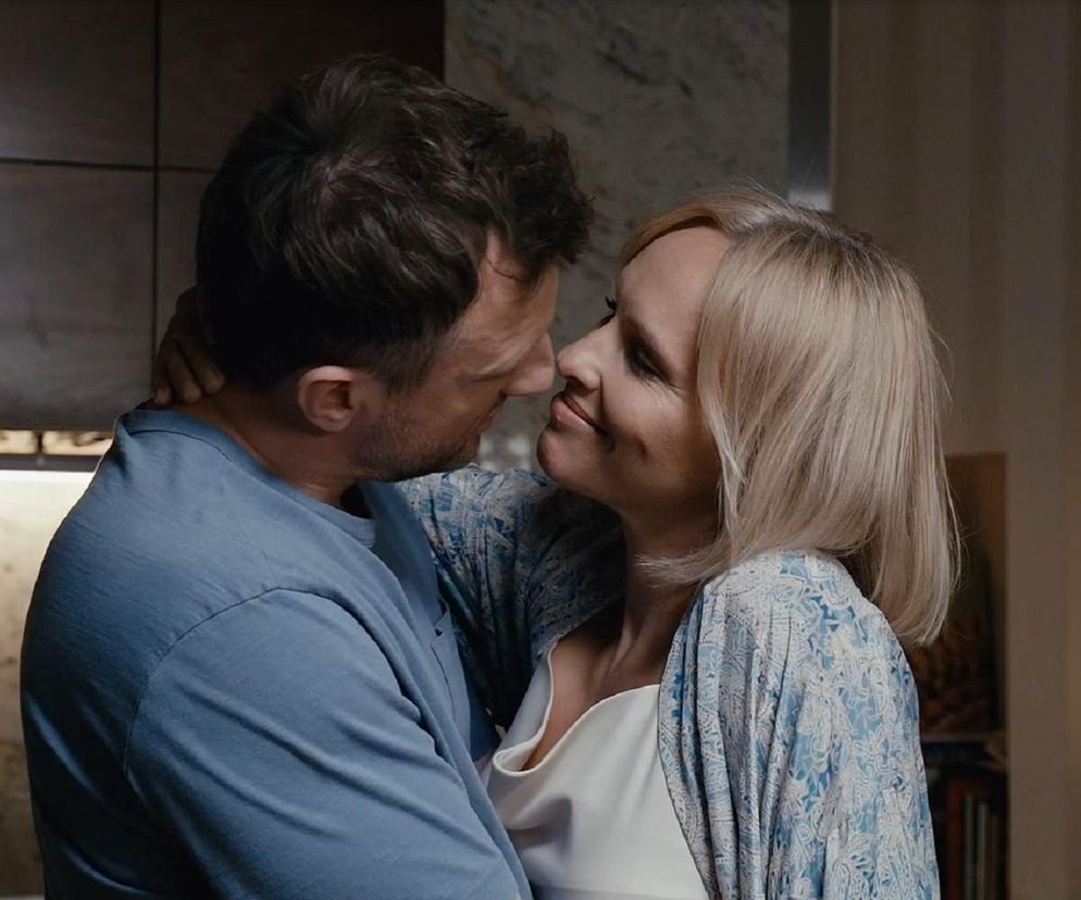 Dorota (Iwona Rejzner) i Bartek (Arkadiusz Smoleński) z M jak miłość stoją blisko siebie, patrząc sobie w oczy z uśmiechem, w intymnej scenie, która nawiązuje do ich wspólnej przyszłości, rozważając adopcję dziecka. Więcej o ich losach przeczytasz na Super Seriale.