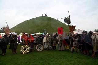 Deszczowe Święto Rękawki w Krakowie. Wojowie zagościli pod kopcem Krakusa 