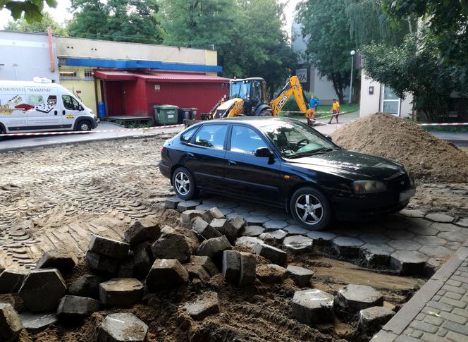 Białystok. Drogowcy uwięzili auto na osiedlowym parkingu