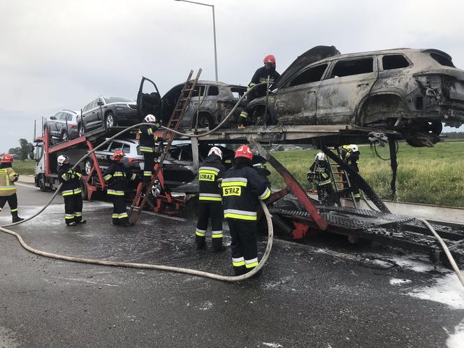 Pożar lawety z samochodami na obwodnicy Augustowa