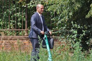  Zamienił limuzynę na hulajnogę