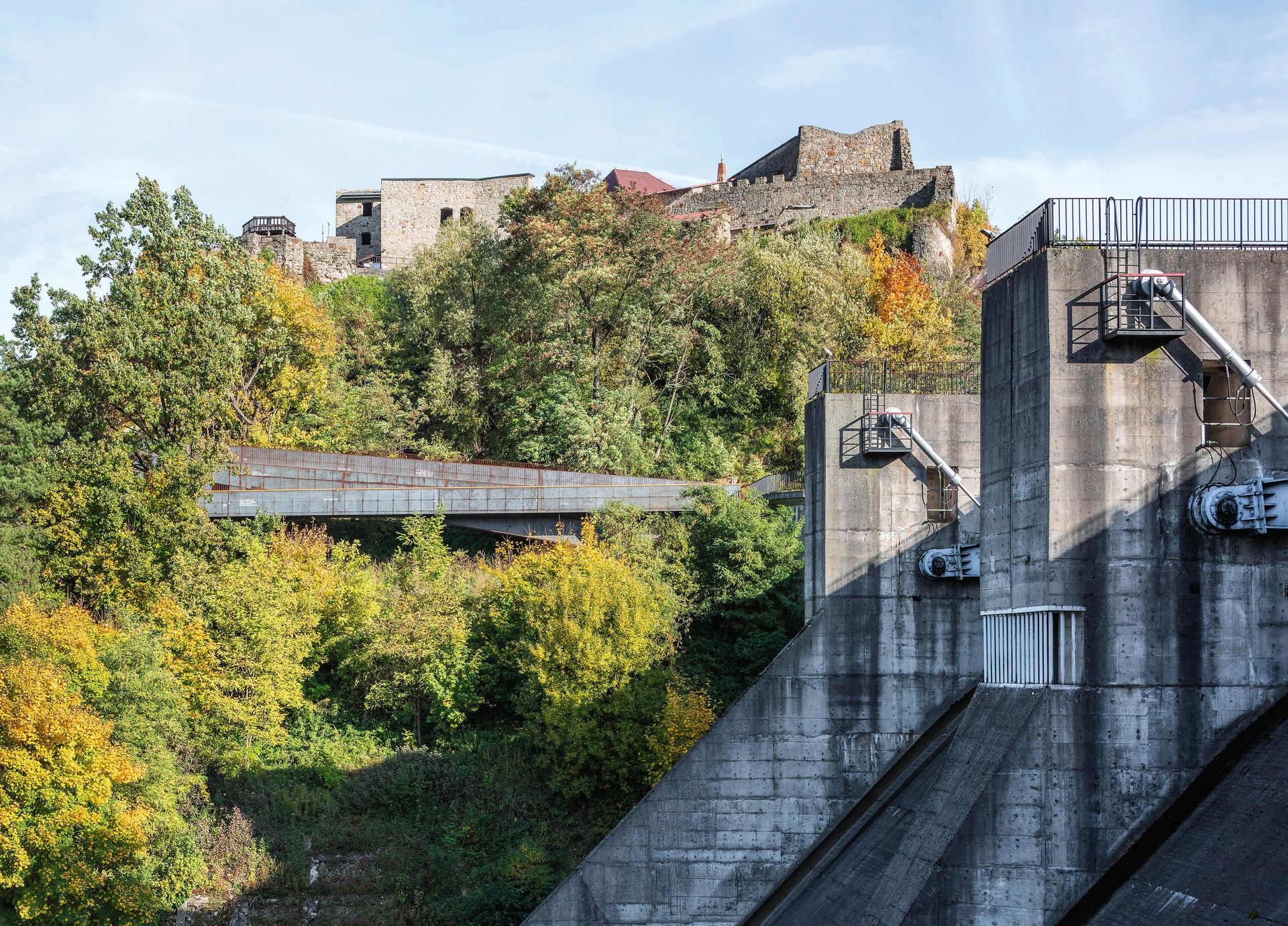 Kładka pieszo-rowerowa z zapory na Wzgórze Zamkowe w Dobczycach