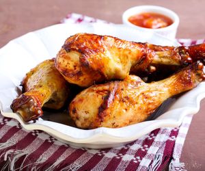 Najlepsze pieczone pałki kurczaka – chrupiące, soczyste i pełne smaku! Wystarczą zaledwie 4 składniki i 45 minut w piekarniku