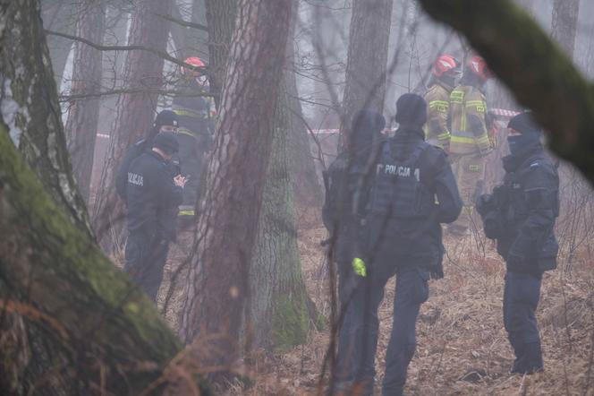 Służby pracują na miejscu katastrofy helikoptera w Pszczynie. Koszmarne widoki [ZDJĘCIA]