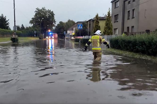 Powódź błyskawiczna w Tarnowskich Górach. Drogą płynie rzeka