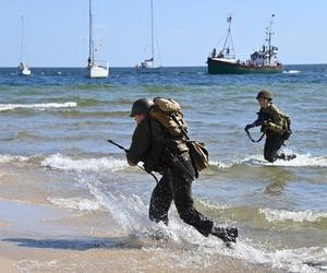 Turyści usłyszeli strzały, a czołgi wjechały na plaże. Zobaczcie zdjęcia z finałowej inscenizacji „Lądowanie na plaży”!