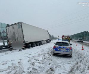 Utrudnienia na autostradzie A1. Ciężarówka wypadła z drogi. Droga częściowo zablokowana