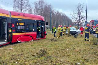 Koszmarny wypadek w Łodzi. Tramwaj i osobówka zderzyły się na Hetmańskiej [ZDJĘCIA].
