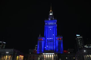 Pałac Kultury podświetlony w barwach Unii Europejskiej