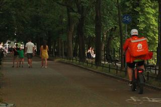 Tak mieszkańcy Wrocławia ochładzają się przy fosie miejskiej. Zobacz, jak wrocławianie spędzają letnie wieczory [ZDJĘCIA]