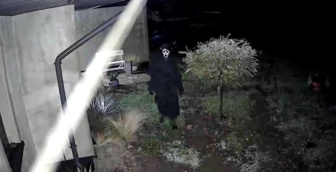 Postać z horroru grasuje w Serocku. „Stał pod naszym oknem o 3 w nocy”. Nocny intruz straszy mieszkańców