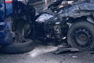 Koszmarny wypadek na Radzymińskiej. Trzy auta rozbite, kierowca w szpitalu