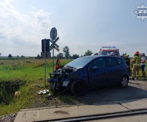 O krok od tragedii na przejeździe kolejowym w Raciborzu. Samochód zderzył się z pociągiem 