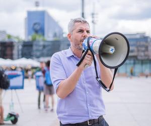 Lewica kwiatkiem do kożucha? Poseł Razem grzmi: Robią was w konia!