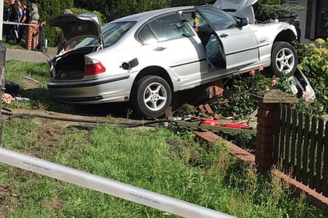 Kierowca BMW stracił przytomność i uderzył w MUROWANY płot! Poważny wypadek w Sierakowie [ZDJĘCIA]