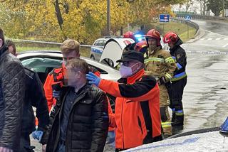 Pościg na Pradze, sportowy mercedes kompletnie rozbity. Trzy osoby trafiły do szpitala