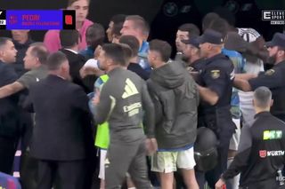 Real - Barcelona: Wielka bójka na ławce! Interweniowali policjanci [WIDEO]
