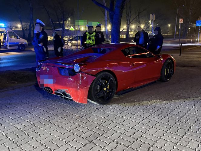 Znany TikToker driftował czerwonym Ferrari. Rozbił auto i uciekł