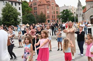 Ruda Śląska tańczy jak dawniej. Międzypokoleniowa potańcówka na rynku porwała tłumy