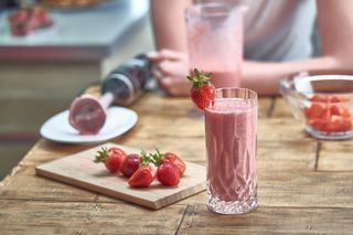 Truskawkowy shake na dwa sposoby – ekspresowy koktajl, który smakuje jak lato!