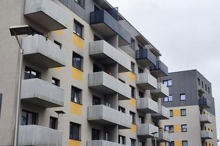 Pożar w bloku przy ul. Zakładowej we Wrocławiu. Na miejscu 6 wozów strażackich 