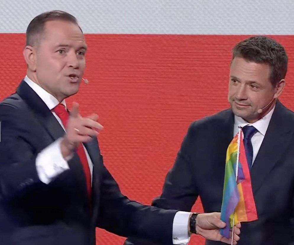  Nawrocki wręczył Trzaskowskiemu flagę LGBT. „Ostatnio ucieka od tej symboliki” 
