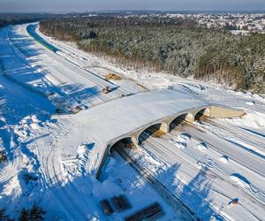 Autostrada A2 do Siedlec z lotu ptaka w ziomowej scenerii 