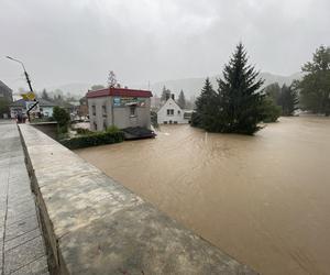 Bardo zatopione. Ulice toną, nie ma prądu, są problemy z siecią